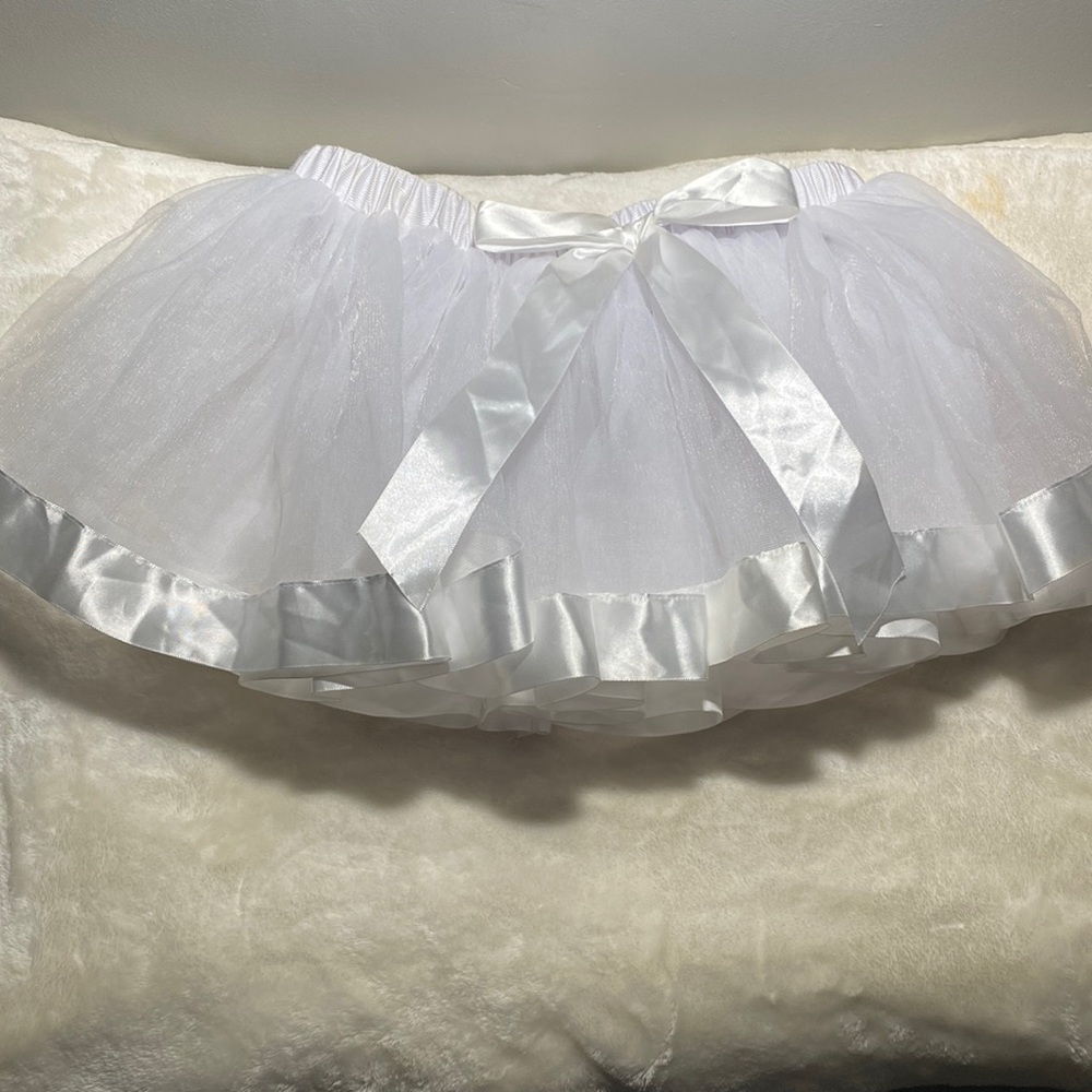 Small/medium women’s white mini tutu